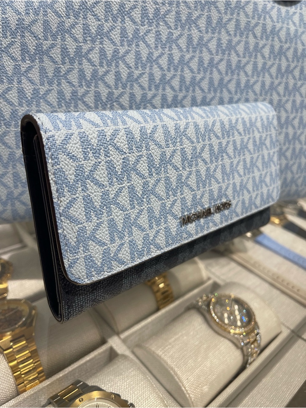 Michael Kors Jet Set Trvl Signature Logo Tri-Fold Wallet Trifold 
Pale Ocean
NWT - Picture 16 of 16